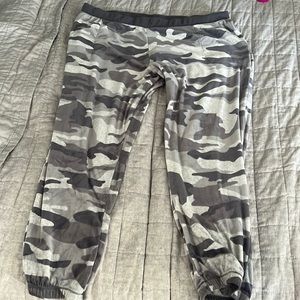 Simply Vera Wang XXL Camo Velour Joggers